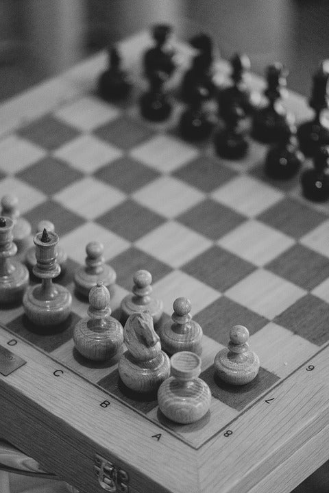Jeu d'échecs en bois noir et blanc