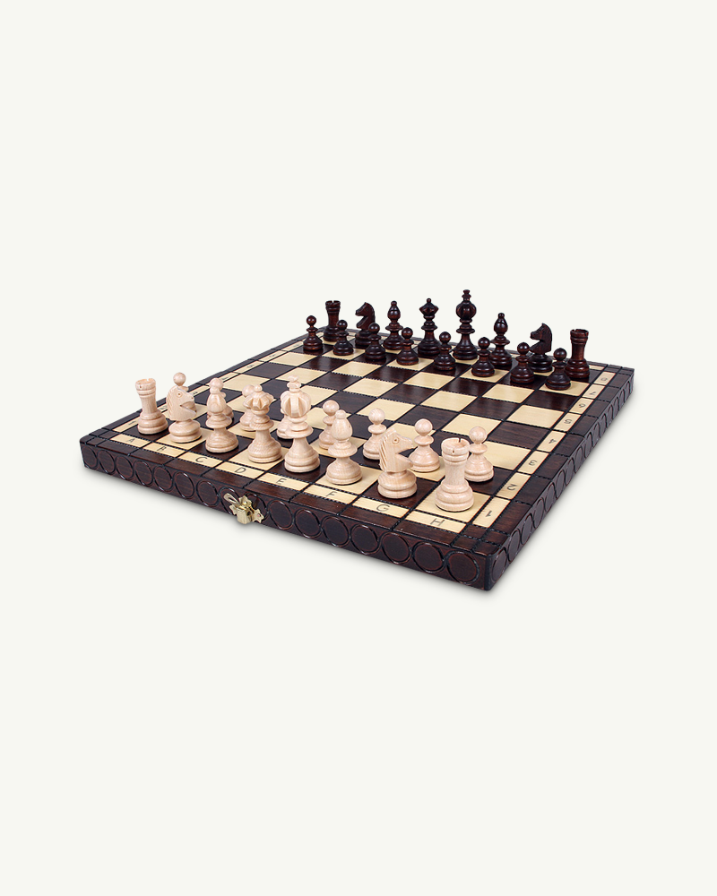 Jeu d'échecs sculpté en bois