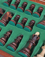 pièces d'échecs dans coffret en bois
