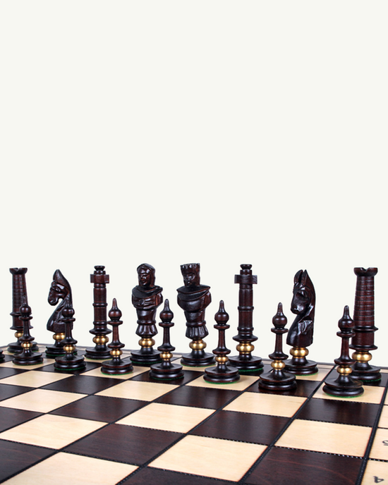 Jeu d'échecs vintage fait main d'Europe de l'Est, échiquier Jeu d'échecs vintage fait main d'Europe de l'Est, échiquier