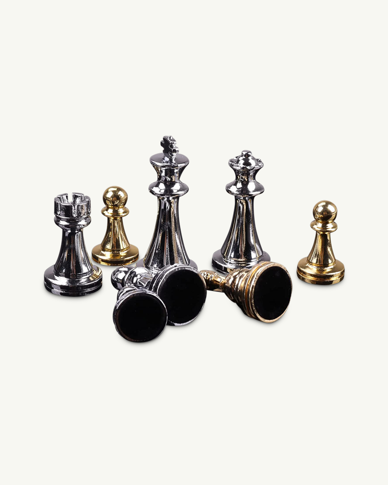 pièces d'échecs en métal